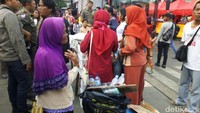 Para PKL juga merasa bisa dapat lebih banyak pembeli jika jualan di trotoar.