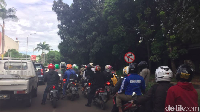 Pemotor melawan arus di dekat Carrefour Lebak Bulus. Pemotor datang dari arah Lebak Bulus yang mengarah ke Pondok Indah. Mereka menunggu mobil atau motor sepi dari arah berlawanan. Mereka enggan memutar di tempat yang lebih jauh di perempatan Fedex, Pondok Pinang. Foto: Habibie