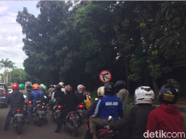 Pemotor Lawan Arus di Lebak Bulus