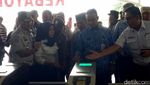 Foto: Pakai OK Oktrip, Begini Momen Anies Naik KRL ke Tanah Abang