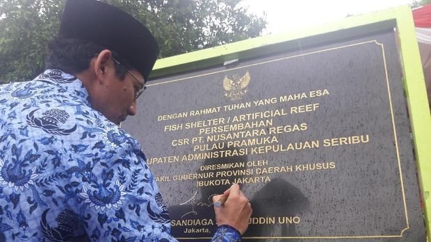 Sandi kemudian meresmikan tempat penampungan ikan yang dibangun menggunakan dana CSR PT Nusantara Regas dan meneken prasasti. Fotografer: Marlinda Oktavia Erwanti-detikcom.