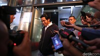 Dia hanya menunduk dan menebar senyuman.