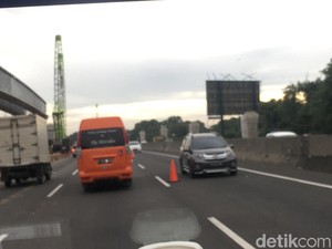 Contraflow di Tol Cikarut, Jalur Cikampek Arah Jakarta Tersendat