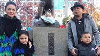 Foto: Giliran seluruh keluarga Krisdayanti dan Raul Lemos yang berpose di depan patung Hachiko. (Krisdayanti/Instagram)