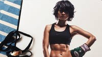 Sebelum memiliki anak, Andien Aisyah memiliki perut sixpack berkat rutinitas olahraganya. Sampai sekarang Andien diketahui masih rajin olahraga bahkan sesekali sambil ditemani anak. (Foto: Instagram/andienaisyah)