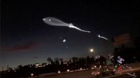 Banyak warga dari berbagai daerah di AS memposting foto dan video roket yang terbang di langit itu. 