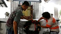 Sejumlah ornamen juga mulai dipasang.