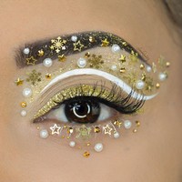 Suasana Natal pun tak lengkap tanpa dekorasi bernuansa gold dan gemerlap cahaya yang ada. Ia pun membuat makeup mata bernuansa gold. Foto: Instagram