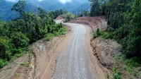 Ini salah satu penampakan jalan Trans Papua, Letter S Petik Bintang-Maybrat. Terlihat Jalan sudah dilapisi batu dan bisa dilewati. Dok. BP Jalan Nasional XVII Papua Barat.