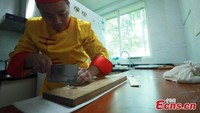 Mengenakan chef jacket bergaya China warna kuning, Li memotong perlahan mie mini kebanggaannya ini. Foto: Istimewa