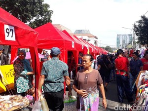 Akhir Pekan, Pembeli Padati PKL di Depan Stasiun Tanah Abang
