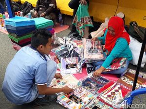 Modal Goceng Bisa Belanja di PKL Depan Stasiun Tanah Abang