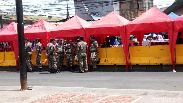 Kondisi depan Stasiun Tanah Abang, Jakarta Pusat, Sabtu (23/12/2017)