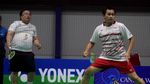 Aksi Menteri Bambang Main Badminton Bareng Chandra Wijaya