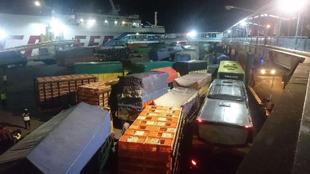 Arus Libur Natal, Pelabuhan Merak Mulai Dipadati Kendaraan
