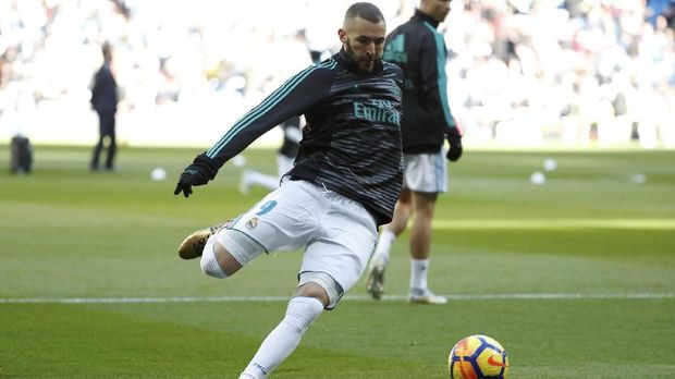 Jika pindah ke Real Madrid, Robert Lewandowski bisa menggeser posisi Karim Benzema.