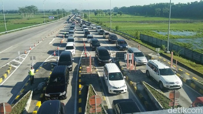 Libur Natal Lalu Lintas di Exit Tol  Bandar Jombang  Mulai 