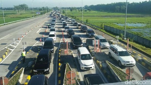 Antrean Kendaraan di Pintu Keluar Tol Bandar (Moker)