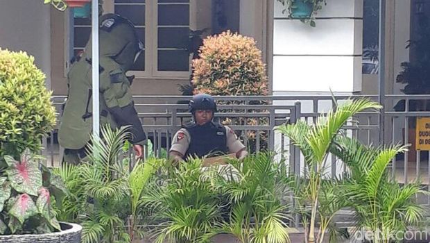 Tim Gegana Cek Benda Mencurigakan di Stasiun Senen