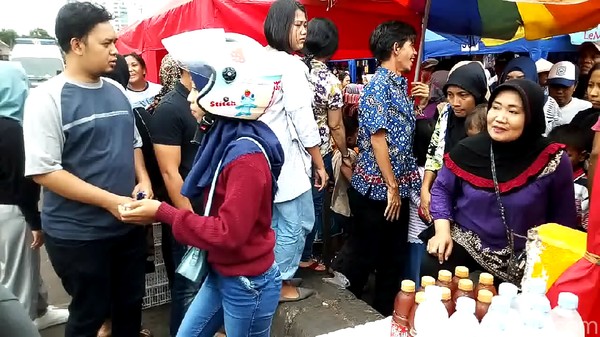 Begini Saat Emak-emak Nyasar Naik Motor di Tanah Abang