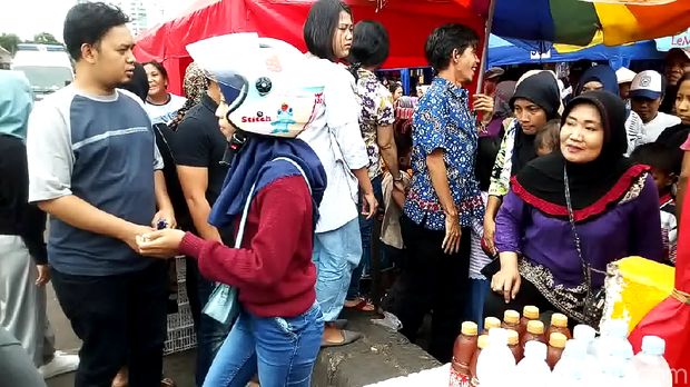  Seorang pengemudi motor masuk ke jalan Jati Baru Raya yang sudah dipenuhi tenda PKL, Sabtu (23/12/2017)