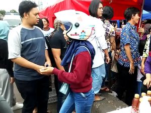 Begini Saat Emak-emak Nyasar Naik Motor di Tanah Abang