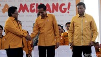 Ketua Umum Partai Hanura Oesman Sapta Odang saat menyapa Presiden Jokowi.