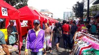 Para PKL banyak menjajakan berbagai barang dagangan. Mulai dari pakaian, seperti baju, celana atau pun kerudung.