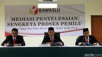 Ketua Bawaslu Abhan saat memimpin sidang gugatan Partai Garuda dan Partai Berkarya di Jakarta, Sabtu (23/12/2017).