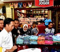 Jokowi cari oleh-oleh sebelum menuju Semarang.