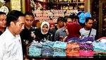 Foto: Gaya Mbah Jokowi Beli Oleh-oleh Buat Cucu di Bali