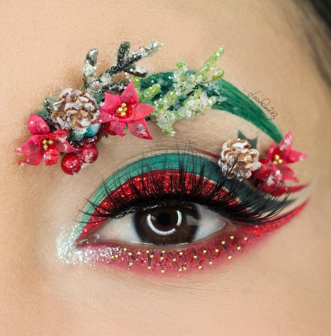 Ide kreatif memang datang dari mana saja, termasuk dari suasana Natal. Kreativitas Lucinda pun diperlihatkan dalam video pembuatan makeup matanya. Untuk riasan matanya, tak semuanya menggunakan produk mata. Namun Lucinda mengakalinya menggunakan lipstik merah terbaru dari brand Fenty Beauty milik Rihanna agar warnanya terlihat lebih intens. Foto: Instagram