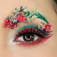 Ide kreatif memang datang dari mana saja, termasuk dari suasana Natal. Kreativitas Lucinda pun diperlihatkan dalam video pembuatan makeup matanya. Untuk riasan matanya, tak semuanya menggunakan produk mata. Namun Lucinda mengakalinya menggunakan lipstik merah terbaru dari brand Fenty Beauty milik Rihanna agar warnanya terlihat lebih intens. Foto: Instagram