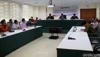 Melalui mediasi, Bawaslu menyatakan keputusan KPU tidak sah.
