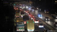 Untuk mengurai antrean kendaraan di dalam tol yang akan keluar GT Cileunyi, pihaknya melalukan rekayasa lalu lintas dengan melakukan buka tutup jalur. 
