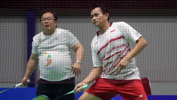 Aksi Menteri Bambang Main Badminton Bareng Chandra Wijaya