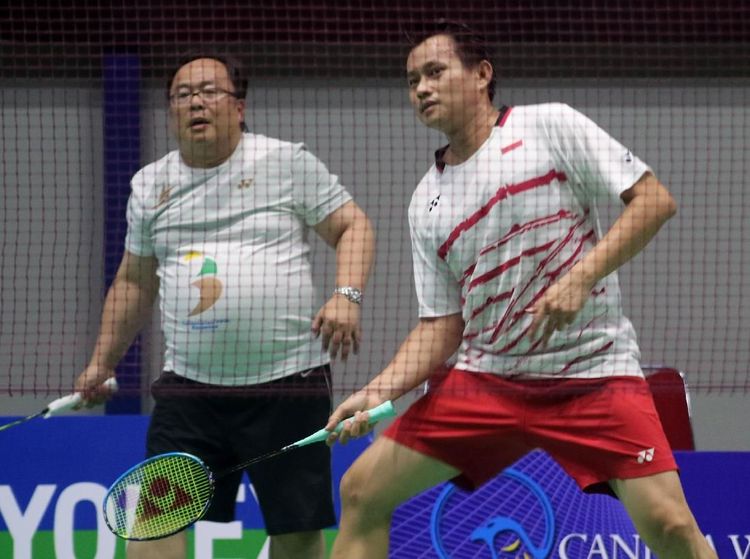Aksi Menteri Bambang Main Badminton Bareng Chandra Wijaya