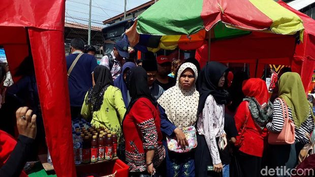 PKL di depan Stasiun Tanah Abang