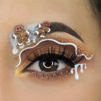 Di Amerika dan Eropa, perayaan Natal pun tak jauh-jauh dari hidangan kue jahe atau ginger bread. Lucinda pun membawa kreativitasnya dengan membuat makeup mata bertema kue jahe. Foto: Instagram
