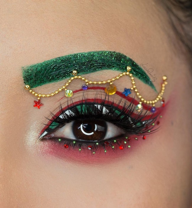 Makeup artist yang kerap membuat riasan fantasi itu makeup Natal versi lain. Makeup artist yang fokus pada makeup mata itu selalu membuat kreasi riasan berdasarkan tema spesial misalnya Natal atau Halloween. Foto: Instagram