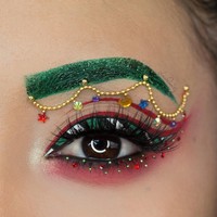 Makeup artist yang kerap membuat riasan fantasi itu makeup Natal versi lain. Makeup artist yang fokus pada makeup mata itu selalu membuat kreasi riasan berdasarkan tema spesial misalnya Natal atau Halloween. Foto: Instagram