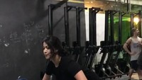 Kerenina Sunny yang merupakan perwakilan Indonesia di ajang Miss World 2009 pun senang olahraga. Ini cuplikan videonya ketika ia sedang melakukan crossfit. (Foto: Instagram/kerenina_sunny)