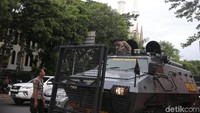 Sejumlah kendaraan taktis juga diturunkan.