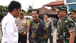 Foto: Gaya Mbah Jokowi Beli Oleh-oleh Buat Cucu di Bali