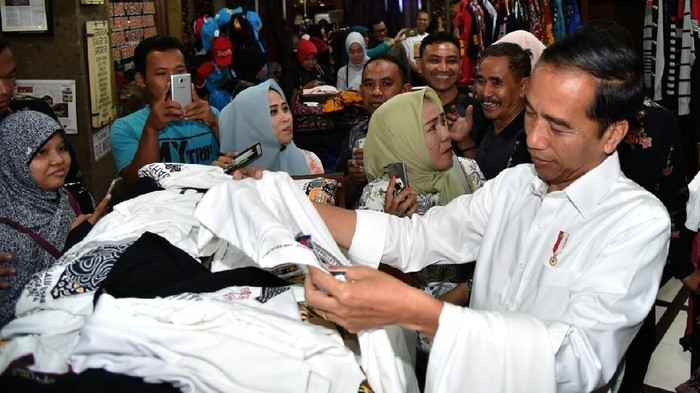 Jokowi belanja di Joger