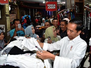 Jokowi Borong Produk UMKM di Bajo, Jan Ethes Dibelikan Bucket Hat