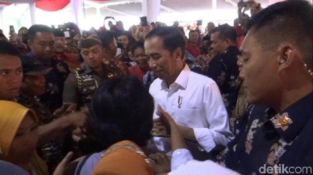 Jokowi dalam acara pembagian sertifikat tanah di Semarang.
