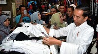Jokowi telah bertolak dari Bali menuju Semarang, Jawa Tengah. Namun sebelum pesawatnya lepas landas, Jokowi sempat cari oleh oleh untuk cucunya, Jan Ethes Srinarendra. 