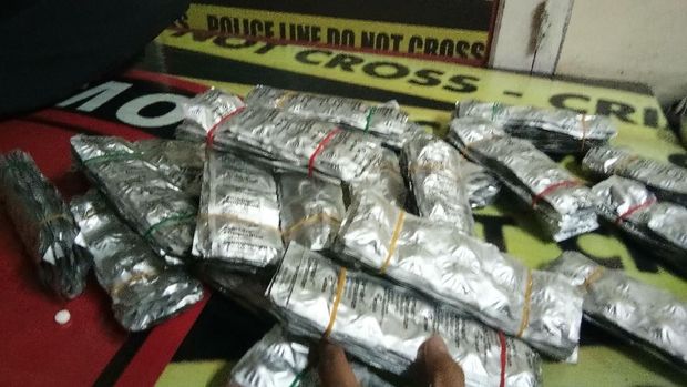 Grebek Gudang, Polda Sulsel Amankan 570.000 Pil PCC