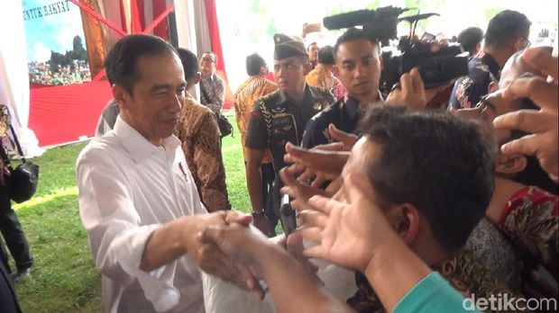 Jokowi menyalami warga seusai pembagian sertifikat tanah di Semarang.